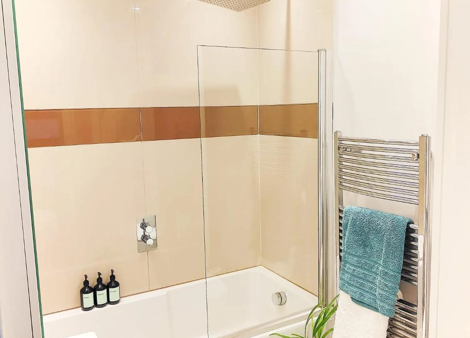 Stylish Central 2 Bed Private Patio And Parking Hove